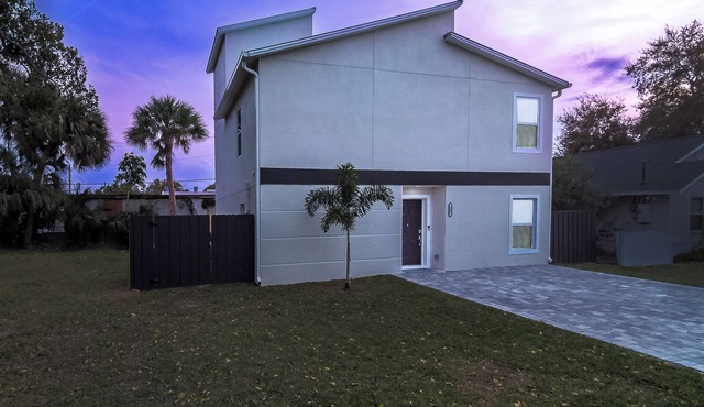 New Home: Rooftop Seating - Grill - Pets - Sleeps 10