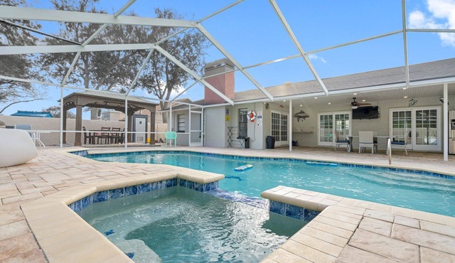 New Luxury House Pool. Just 14 Minutes From the Airport
