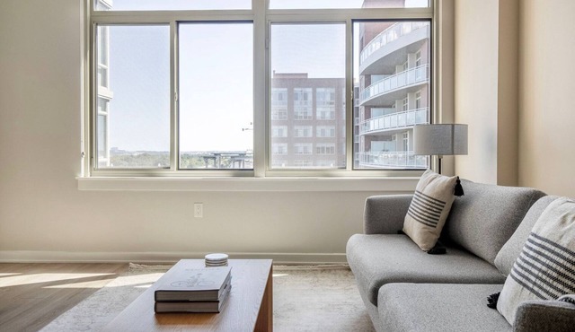 Nice Potomac Yard 1BR w/Courtyard & Gym, nr Airport, by Blueground