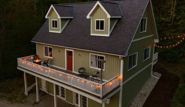 Oasis on 10 Acres, firepits, 15 mins to Harbor Springs, Petoskey, sleeps 14