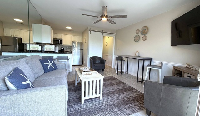 Oceanfront & Across the Street from Coligny! Walk Everywhere!