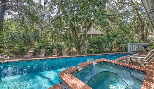 Oct 10-17 open! Private pool, hot tub, walk to beach, bikes, screened in porch