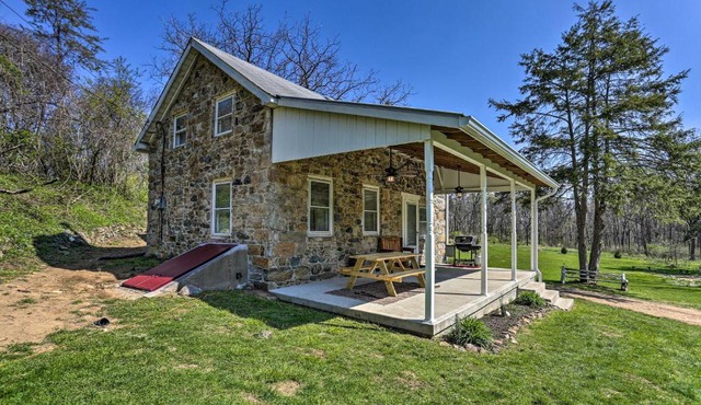 Patio & Fire Pit: Idyllic Cottage in Hellertown!
