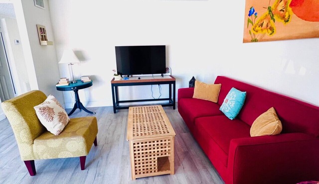 Penguins on the Beach 2BR Steps to Beach & Downtown w/pool Unit 8