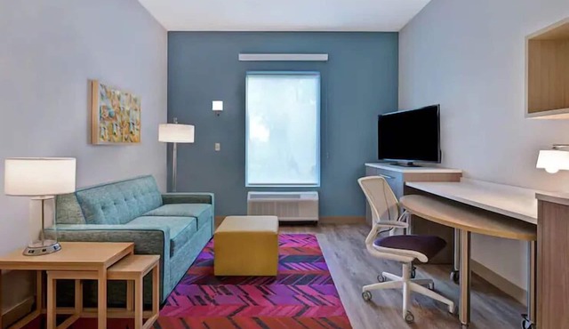 Pet-Friendly 1BR King Suite w/Pool, 1.8mi to Armory Art Center