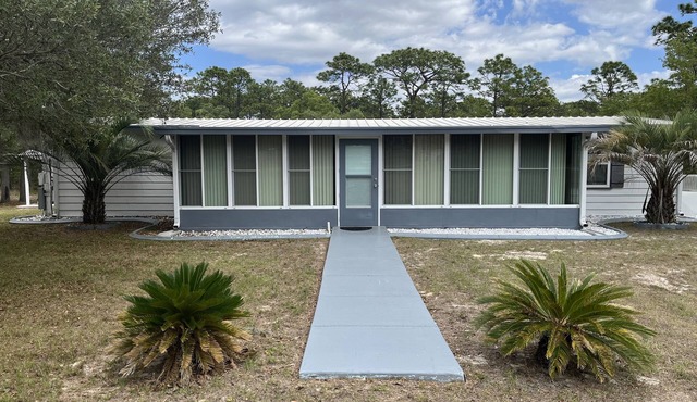 Pool, Privacy & Family Fun! Mom's Manatee House.