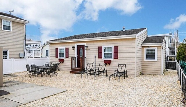 PREMIER HOST-2BR SEASIDE PARK COTTAGE One Short Block to Beach, Kit, Liv Room