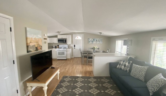 PREMIER HOST- 2BR SEASIDE PARK SUITE572, One Short Block to Beach, Kit, Liv Room