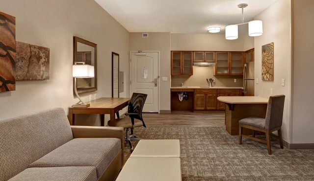 Premium 1BR King Suite w/Sofa Bed in KS
