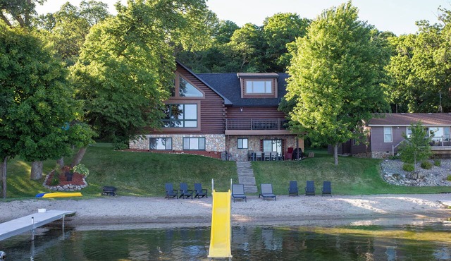 Premium Log Home: Lake, Sandy Beach, Sauna, Game room