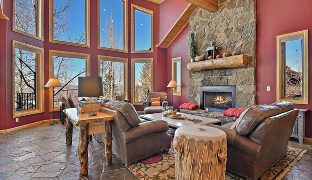 Private Alpine home with hot tub, fireplace and mountain views