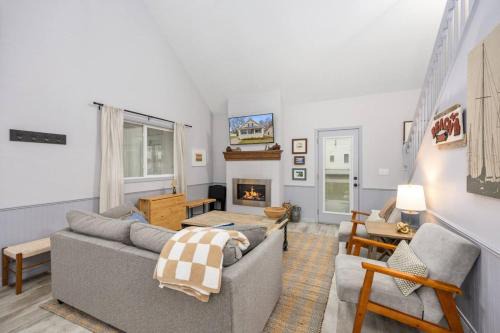 Private Beach + Walk to Spring Lake (Sleeps 6)