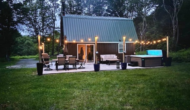 Private Cottage with Hot Tub Near Elk Mountain