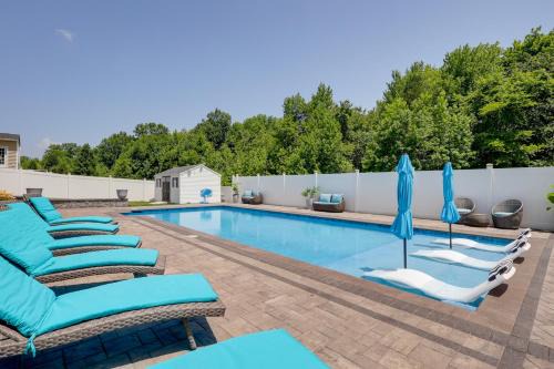 Private Deck & Shared Pool: Townsend Apartment