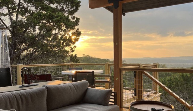 PRIVATE HILL COUNTRY RETREAT, HOT TUB, VALLEY+SUNSET VIEWS, 20 TO FREDERICKSBURG