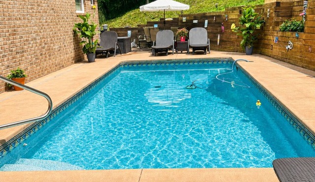 Private Peaceful Pool Suite— minutes From Cartecay River for tubing fun! Restful