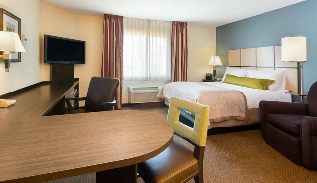Queen Studio Suite Near Shopping Centers & Dining Options