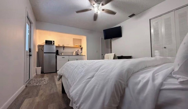 Quiet studio w private outdoor area close to major amenities
