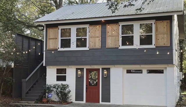 Red Door Loft, Steps from Dauphin Street, Historic Mobile Boutique 2BR