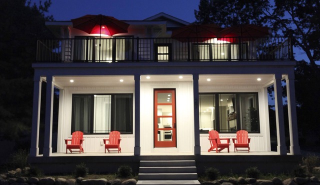 REDBUD HOLIDAY HOUSE: Spacious, Modern Home–Sleeps 14 Plus Incredibly Walkable!