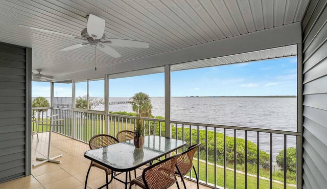Relaxing Riverfront Haven: Heated Pool, Views