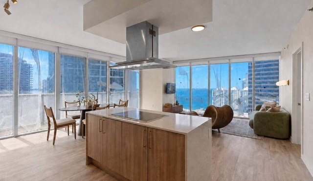 Remodeled 2B/2B Water View Free Parking Pool&Spa