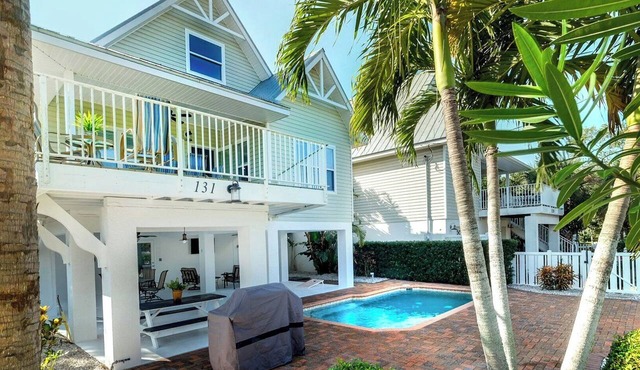 Ride the Tide – Heated Pool Home | Steps to Holmes Beach | Heated Pool | Free WIFI & Trolley , NO Roads to Cross, Dog*(See Note)Allow
