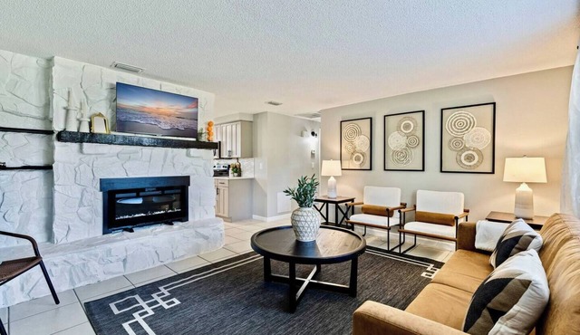 Right at Home Stays - Modern 2BR 2BA w/Yard & Fireplace