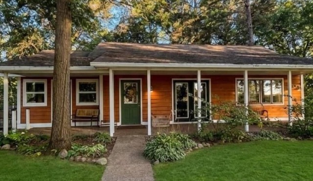 Riverfront 3BR cottage in Brainerd’s Vacationland. Stunning Nokasippi River sunsets, fully stocked kitchen, fire pit, 10 min to downtown. Perfect for families, groups & remote workers. in Brainerd