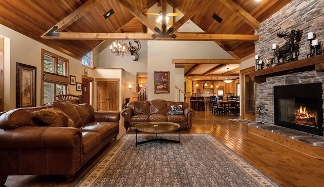 [Riverfront Lodge] ~ Downtown Bellaire ~ Private Dock Available ~ Walk to town!