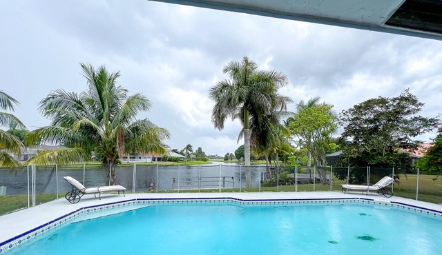 Romantic Dream Home in Wellington 4/2 heated Pool, Fireplace on Beautiful Lake