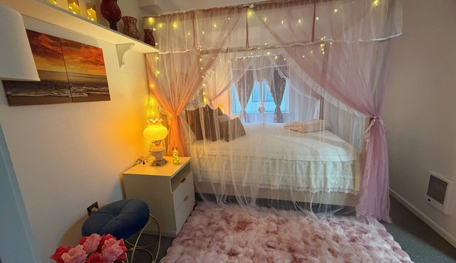 Romantic Seattle Escape Near Space Needle, Walkable, Modern, Parking