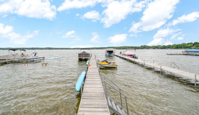 Round Lake Retreat Sleeps 10 with optional Pontoon Boat in Manitou Beach-Devils Lake