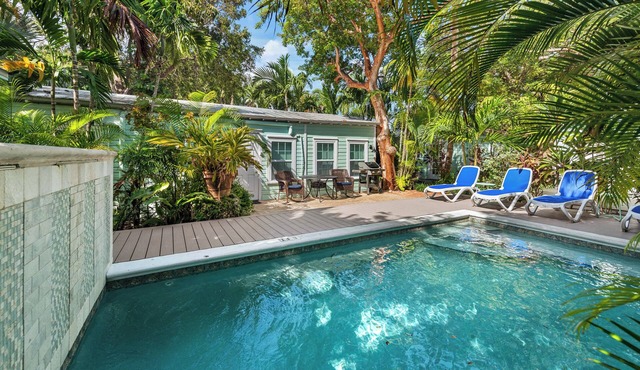 ROYAL POINCIANA COTTAGE - Quaint Old Town location