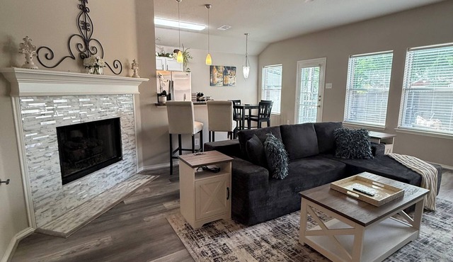 Rustic-Chic Mansfield Sports & Entertainment Retreat 3-2 Full-Access House