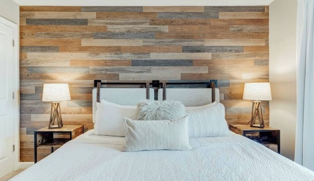 Rustic Chic Stays - Walk to Mountain Creek Resort - Pool + Hot Tubs + Sauna!