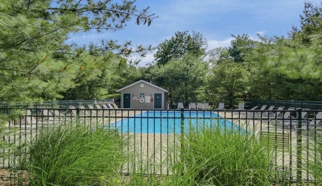 Rustic Elegance! Pool, Fire Pit, Hot Tub, Screened Porch & more!