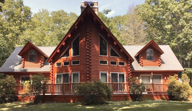 Rustic, Romantic, & Spacious Log Chalet for the Family in Cape Neddick