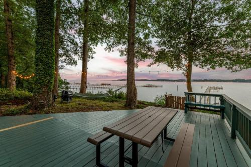 Scenic, Spacious Riverside Retreat Ropeyarn