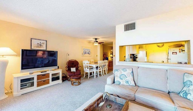 Sea Colony Ocean 1st-floor condo with pool & basketball court