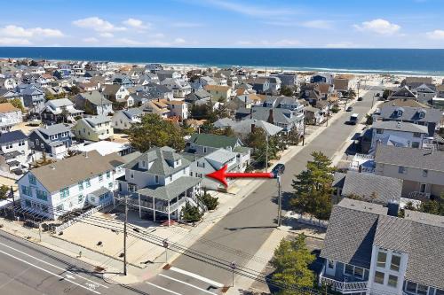 Seaside Park Spacious 6 Bedroom 3 baths Ocean Block House 8 Beach Badges 4 Car private parking