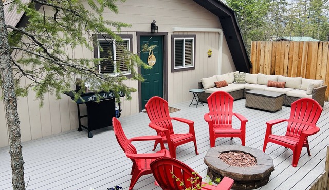 Secluded Peaceful Chalet 1 Bdrm King Suite AC, Private Laundry Room
