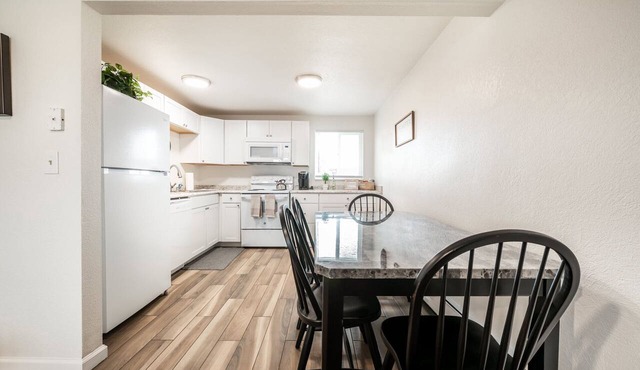 ◆ Sensational Apartment! 2 Bed 1 Bath - Sleeps 4 ◆