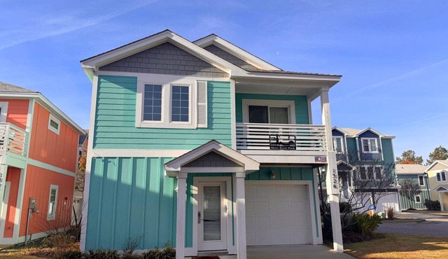 Shore Beats Work, Modern 3 Bedroom Vacation Home w/Community Pool & Clubhouse