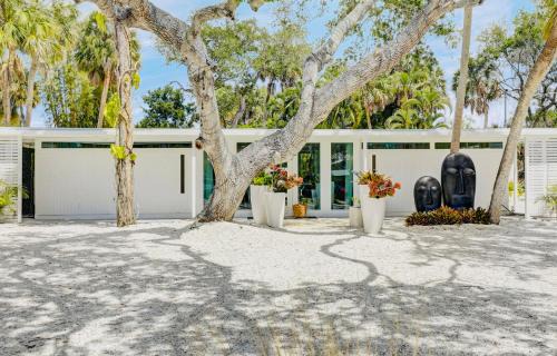 Siesta Key Beach - Sauna - Heated Saltwater Pool - Family & Pet Friendly - Fenced in Back Yard - Beach Gear & Beach Bikes Included -Zachs Private Beach House
