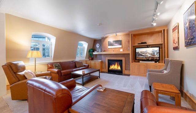 Ski-In Ski-Out 3BR at PCMR Base, Pool, Hot Tub, Sleeps 8