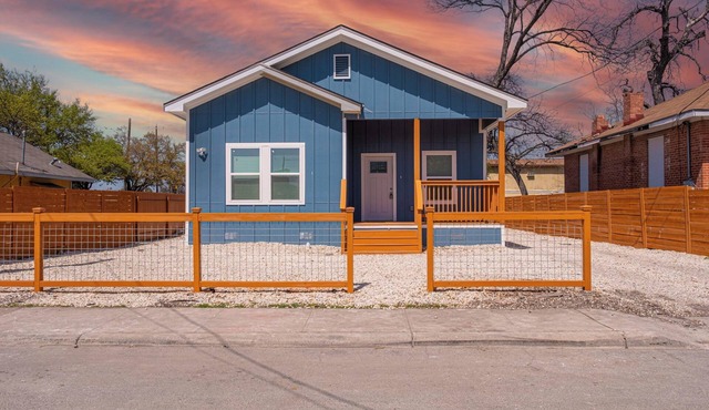 Sleek 4BR/3BA Urban Living w/Downtown Views!