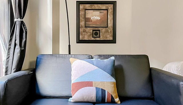 Sleepover: Cozy Studio - Downtown Springfield in Springfield