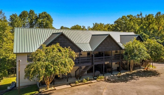 Sleeps 12, close to Dollywood, hot tub!