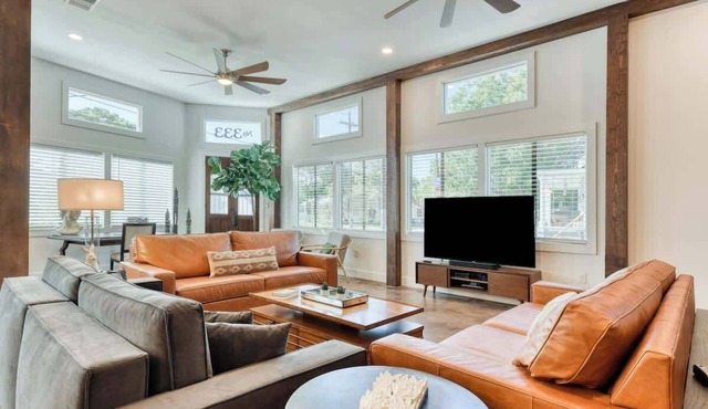 Sleeps 24 - 2 homes - walk to RiverWalk/Alamo